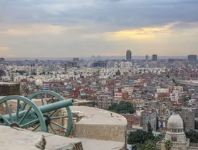 مباني سكنية وتجارية تمتد في الأفق كما تبدو من على سطح قلعة صلاح الدين، القاهرة، مصر - المصدر: بلومبرغ