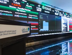 شاشة تعرض أسعار الأسهم داخل سوق الأسهم السعودية "تداول" في الرياض. 10 أبريل 2018 - بلومبرغ