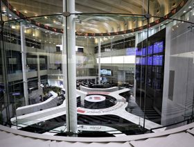 موظفون يعملون في "بورصة طوكيو" (TSE)، التي تديرها شركة "جابان إكستشينغ غروب" (JPX)، في طوكيو، اليابان، يوم الجمعة، 28 ديسمبر، 2018. - المصدر: بلومبرغ