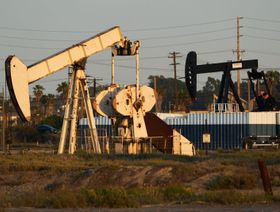 مضخات النفط الخام تعمل في آبار النفط الواقعة في سيل بيتش، كاليفورنيا - المصور: بينغ غوان / بلومبرغ