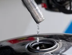 أثناء ملء خزان دراجة نارية بالبنزين في محطة للوقود في سان فرانسيسكو، كاليفورنيا، يوم 27 أبريل 2022 - المصدر: بلومبرغ