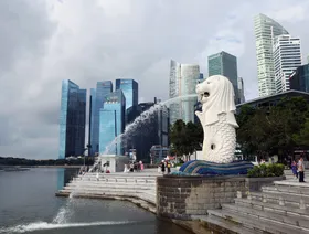 جانب من مدينة سنغافورة ويبرز في الصورة تمثال ميرليون في الحي التجاري المركزي، 8 يوليو 2025. - بلومبرغ