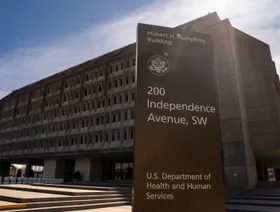 إدارة ترمب تبدأ فصل 10 آلاف موظف من وكالات الصحة الأميركية