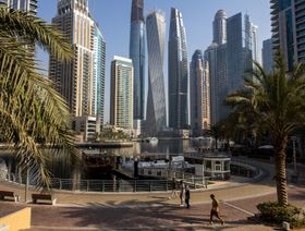 مشاة بمنطقة "دبي مارينا" وفي أفق الصورة ناطحات سحاب، دبي، الإمارات العربية المتحدة - بلومبرغ