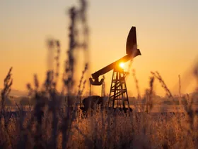 أسعار النفط تسجل مكاسب أسبوعية بعد فرض عقوبات على روسيا