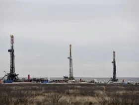 منصات حفر في منطقة إنتاج النفط والغاز الطبيعي في حوض بيرميان في 'لي كاونتي'، نيو مكسيكو، الولايات المتحدة، 10 فبراير 2019. - المصدر: بلومبرغ