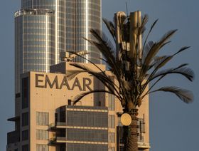 شعار شركة إعمار العقارية مثبت فوق مبنى بالقرب من برج خليفة في دبي. الإمارات العربية المتحدة - المصدر: بلومبرغ