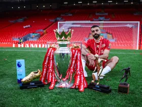 المصري محمد صلاح مع الجوائز التي حققها الموسم الماضي مع نادي "ليفربول" الإنجليزي - منصة "X"