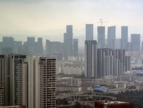 عقارات سكنية وفي الخلف تظهر مبان قيد الإنشاء في إحدى المدن الصينية، الصين - بلومبرغ
