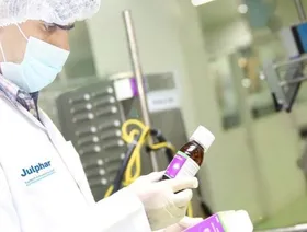 أحد الكوادر الطبية يحمل عبوة دواء في منشأة لتصنيع الأدوية تابعة لشركة الخليج للصناعات الدوائية "جلفار"، رأس الخيمة، الإمارات العربية المتحدة - المصدر: بلومبرغ