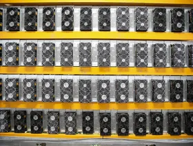 أجهزة تعدين بتكوين تسابق الزمن إلى أميركا قبل سريان رسوم ترمب