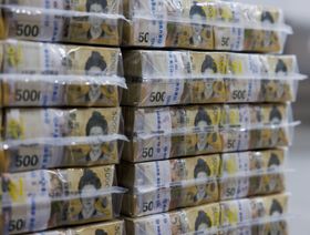 حزم مكدسة من أوراق نقدية فئة 50,000 وون كوري جنوبي في مقر بنك كوريا في سيؤول، كوريا الجنوبية - بلومبرغ