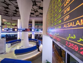 شاشة إلكترونية تعرض معلومات أسعار الأسهم في سوق دبي المالي، الإمارات العربية المتحدة (صورة أرشيفية) - المصدر: بلومبرغ