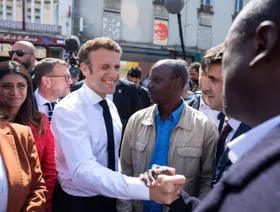 الرئيس الفرنسي إيمانويل ماكرون يلتقي الناخبين خلال حملة انتخابية في منطقة سين سان دوني في باريس يوم الخميس 21 أبريل 2022 - المصدر: بلومبرغ