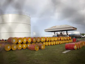 براميل نفط مصفوفة أمام مصفاة في باستر. سانت كيتس - المصدر: بلومبرغ