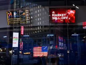 شاشات تعرض معلومات عن سوق الأسهم خارج مبنى «ناسداك ماركت سايت» في نيويورك، الولايات المتحدة، بتاريخ 10 مارس 2025 - بلومبرغ