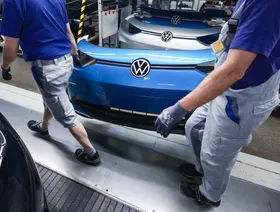 موظفون في مصنع فولكس واجن في تسفيكاو، ألمانيا - بلومبرغ