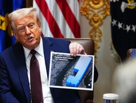 الرئيس الأميركي دونالد ترمب يعرض صورة توضيحية تقارن حجم مركز البيانات الجديد لشركة "ميتا" بحجم مانهاتن، خلال اجتماع لمجلس الوزراء في البيت الأبيض في واشنطن، 26 أغسطس 2025 - بلومبرغ