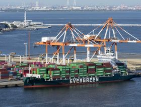 سفينة الحاويات (Ever Act)، التي تديرها شركة (Evergreen Marine) ، على الرصيف في ميناء يوكايتشي، محافظة مي، اليابان - بلومبرغ