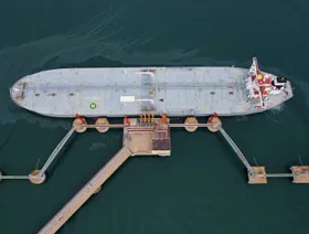 ميناء نفط رئيسي في الصين يقيد أسطول الظل مستهدفاً شحنات إيران