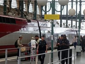 ضباط شرطة فرنسيون أثناء دورية في محطة قطار الشمال (جار دو نور) في باريس قبل حفل افتتاح الأولمبياد. 26 يوليو 2024 - رويترز