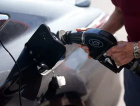 سائق يزود سيارته بالوقود - بلومبرغ