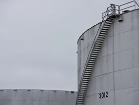 صهاريج تخزين النفط في محطة تخزين "إنبريدغ كوشينغ" في كوشينغ، أوكلاهوما، الولايات المتحدة - المصدر: بلومبرغ