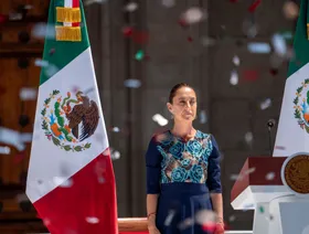 كلاوديا شينباوم، رئيسة المكسيك، على المنصة خلال فعالية في ساحة زوكالو في مكسيكو سيتي، المكسيك، 9 مارس 2025 - بلومبرغ