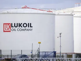 أوروبا تدرس معاقبة وحدة \"لوك أويل\" في دبي بسبب صلاتها مع أسطول الظل