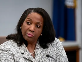 معركة ترمب وليزا كوك إلى ساحة القضاء