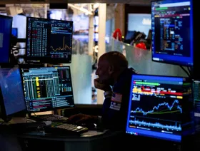 متداول  أمام الشاشات في بورصة نيويورك، أميركا. (أرشيفية) - المصدر: بلومبرغ