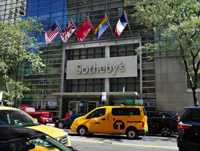 أبوظبي تستحوذ على حصة أقلية في دار \"سوذبيز\" للمزادات