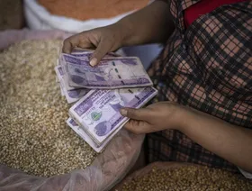 لماذا أنهت إثيوبيا نصف قرن من التدخل في سعر عملتها؟