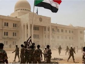 جنود من الجيش السوداني يرفعون علم السودان داخل القصر الجمهوري بعد استعادة السيطرة عليه وسط الخرطوم - الشرق