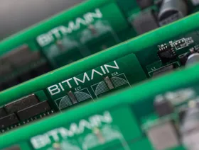 أكبر مُصنّعة في العالم لأجهزة تعدين الكريبتو تراهن على ترمب