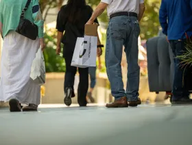 متسوقون في مركز برودواي بلازا للتسوق في كاليفورنيا، الولايات المتحدة، يوم الإثنين، 11 أغسطس 2025 - بلومبرغ