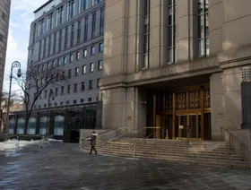 هل يزيد الذكاء الاصطناعي ثراء المحامين أم يسلبهم وظائفهم؟