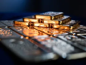 سعر أونصة الذهب يسجل ذروة جديدة فوق 4200 دولار