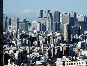 أفق حي شينجوكو في طوكيو، ويظهر في العمق جبل فوجي، اليابان، 14 فبراير 2025 - بلومبرغ