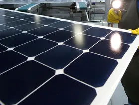 فحص الألواح الشمسية في مصنع تصنيع وحدات صن باور في كاليفورنيا، الولايات المتحدة - المصدر: بلومبرغ