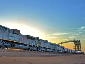 قطار تابع للسكك الحديدية السعودية خلال نقله لشحنات من المعادن - المصدر: بلومبرغ