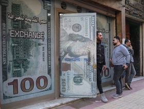 الجنيه المصري يتقهقر لأقل سعر منذ مارس مع استمرار مراجعة صندوق النقد