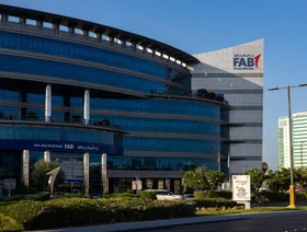 بلومبرغ: مساهم في بنك أبوظبي الأول يبيع حصة بـ480 مليون دولار