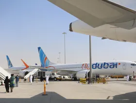 طائرة بوينغ 737 ماكس 8، التي تشغلها شركة "فلاي دبي"، تقف على المدرج خلال معرض دبي للطيران الخامس عشر في مطار دبي ورلد سنترال (DWC)، دبي، الإمارات العربية المتحدة - بلومبرغ