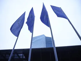 أعلام الاتحاد الأوروبي ترفرف خارج المقر الرئيسي للبنك المركزي الأوروبي في فرانكفورت، ألمانيا - بلومبرغ