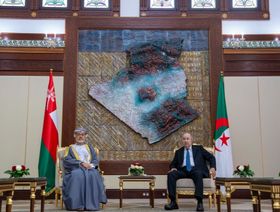سلطان عمان هيثم بن طارق والرئيس الجزائري عبد المجيد تبون خلال محادثات مشتركة على هامش زيارة سلطان عمان إلى الجزائر - الشرق