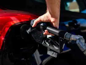 سائق يزود سيارته بالوقود في محطة وقود ماراثون في بيركلي، ميشيغان، الولايات المتحدة - المصدر: بلومبرغ