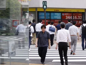 لوحة أسهم إلكترونية تعرض مؤشر نيكاي 225 للأسهم خارج شركة الأوراق المالية في طوكيو، اليابان - المصدر: بلومبرغ