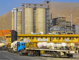 شاحنات متوقفة أمام أحد مصانع شركة "أسمنت المنطقة الجنوبية"، في السعودية - المصدر: بلومبرغ