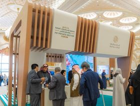 موظفون وزوار يقفون أمام جناح صندوق الاستثمارات العامة السعودي خلال منتدى صندوق الاستثمارات العامة والقطاع الخاص في الرياض، المملكة العربية السعودية، 6 فبراير 2024 (الصورة من الموقع الإلكتروني للشركة) - الشرق